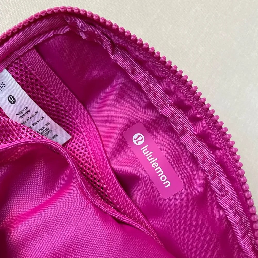 everywhere belt bag 1L sonic pink - Image 8