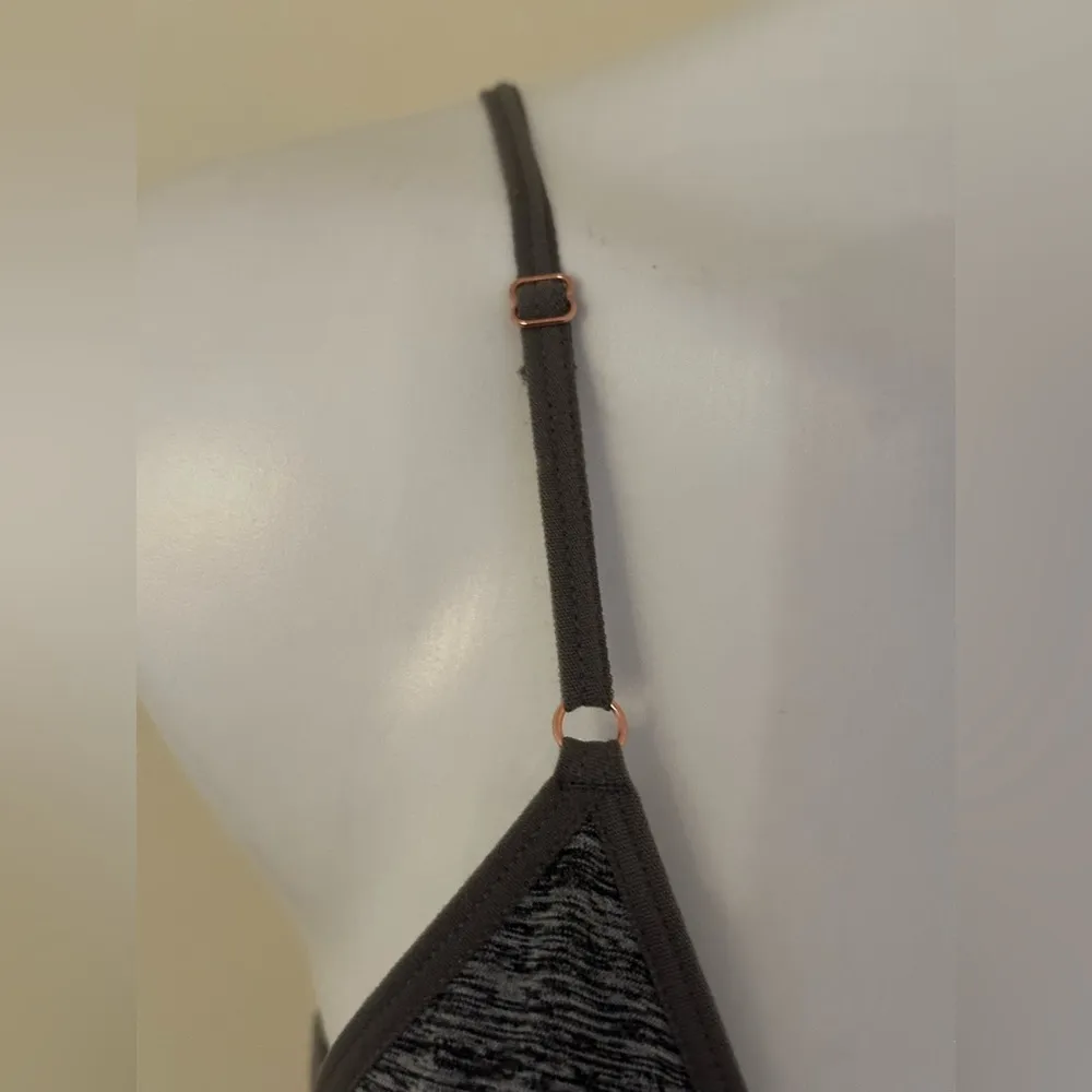 2 Danskin Pink & Gray Seamless Bralette V Back with Adjustable Straps Sz M - Image 6