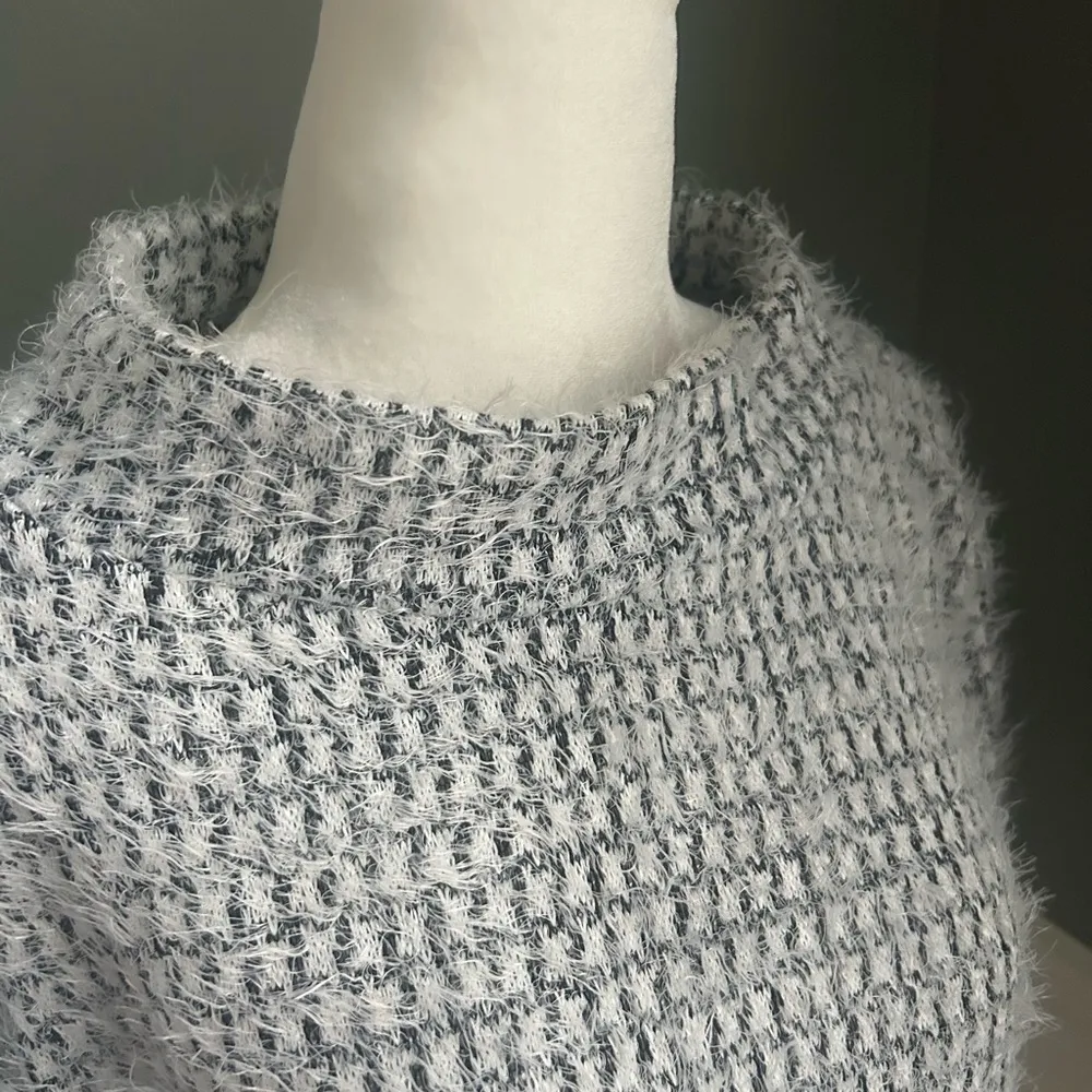 Vince Camuto black/white mock neck fuzzy sweater large - Image 4