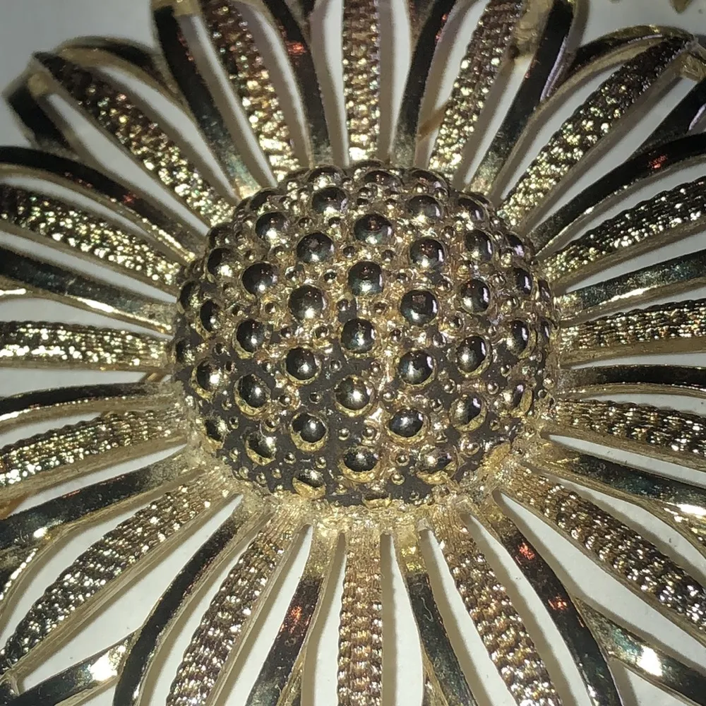 Sarah Coventry Vintage Light Gold Tone Flower Brooch Clip On Earrings Set - Image 7