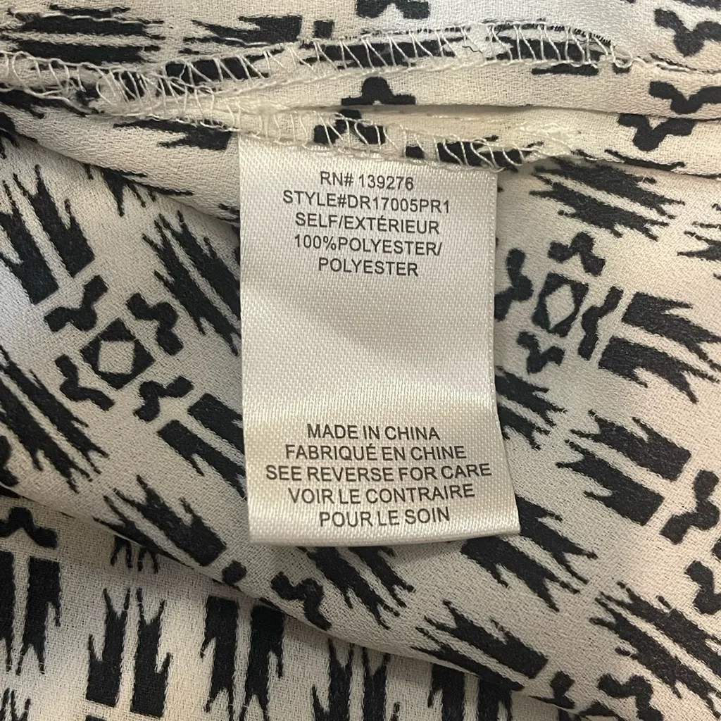 DR2 black white sleeveless v - Image 10