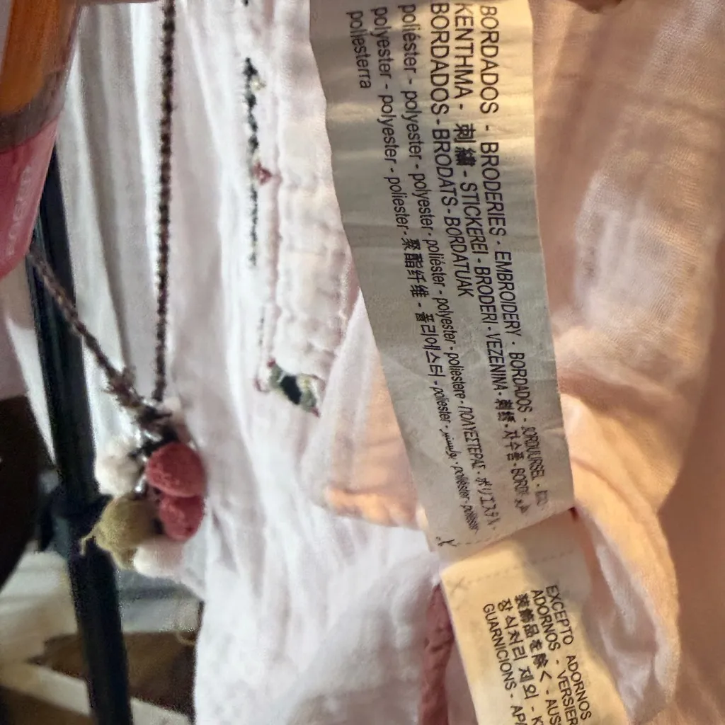 Zara Pink Floral Embroidered Cardigan Style Blouse with necklace in excellent - Image 8