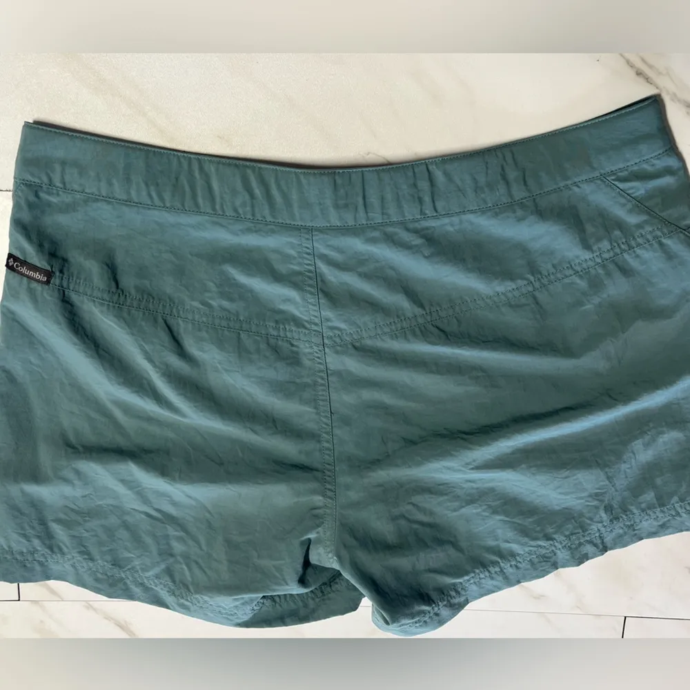 Columbia Nylon Hiking 4 in inseam Short teal blue with UPF protection small - Image 2