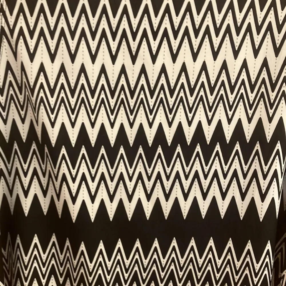 Zinga black and white cropped tribal Aztec print short sleeve top size small - Image 2