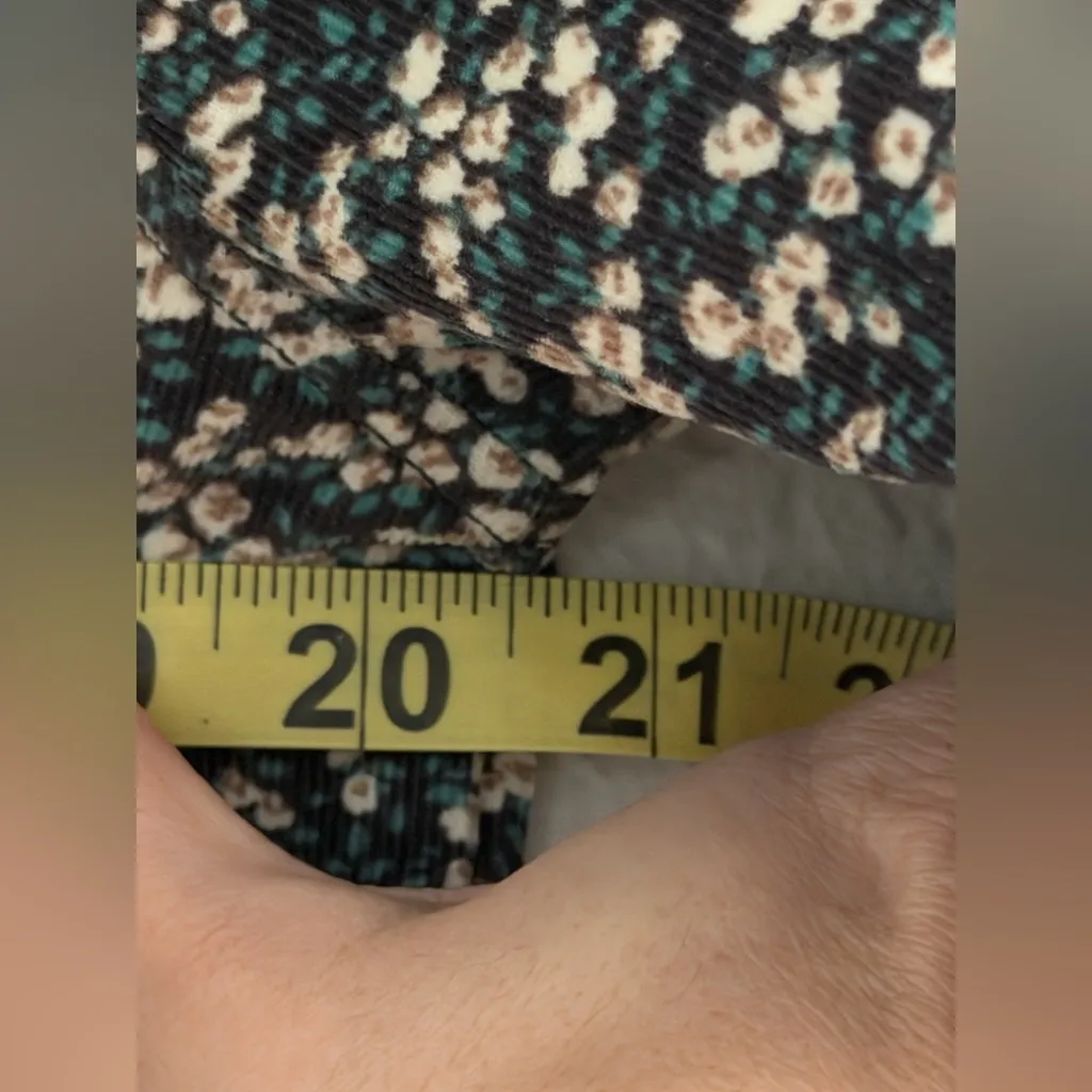 UNIVERSAL THREAD SIZE XSPULLOVER V-NECK TOP DITSY FLORAL MANDARIN COLLAR 2 BUTTN - Image 5