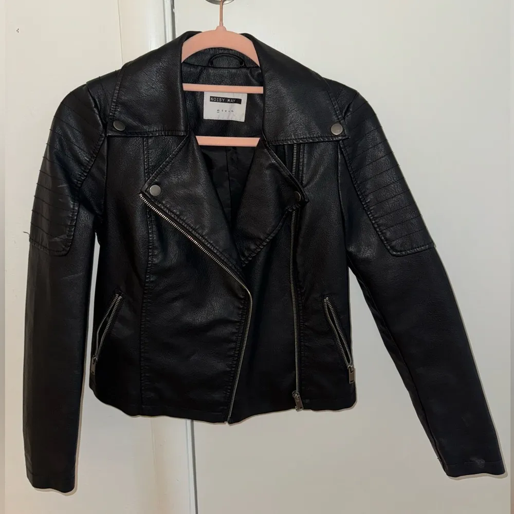 Noisy May  leather look jacket in black - Image 4