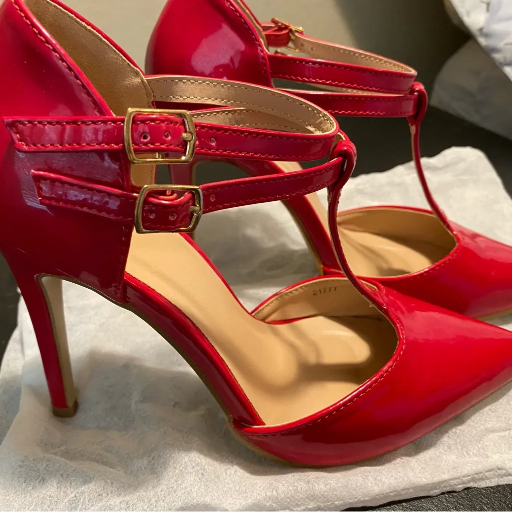 JG Women's Red Pointed Toe Heels - Image 7