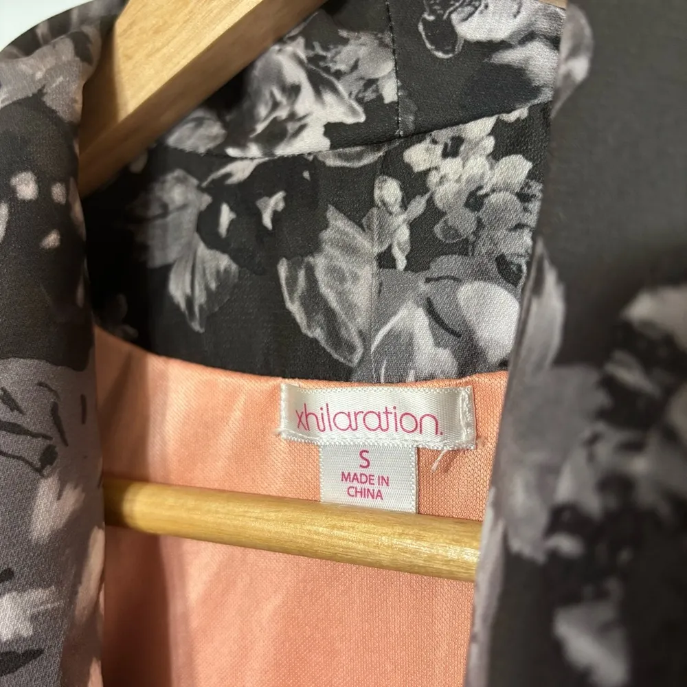 Xhilaration Black/Grey Floral Open Front Blazer Size S - Image 3