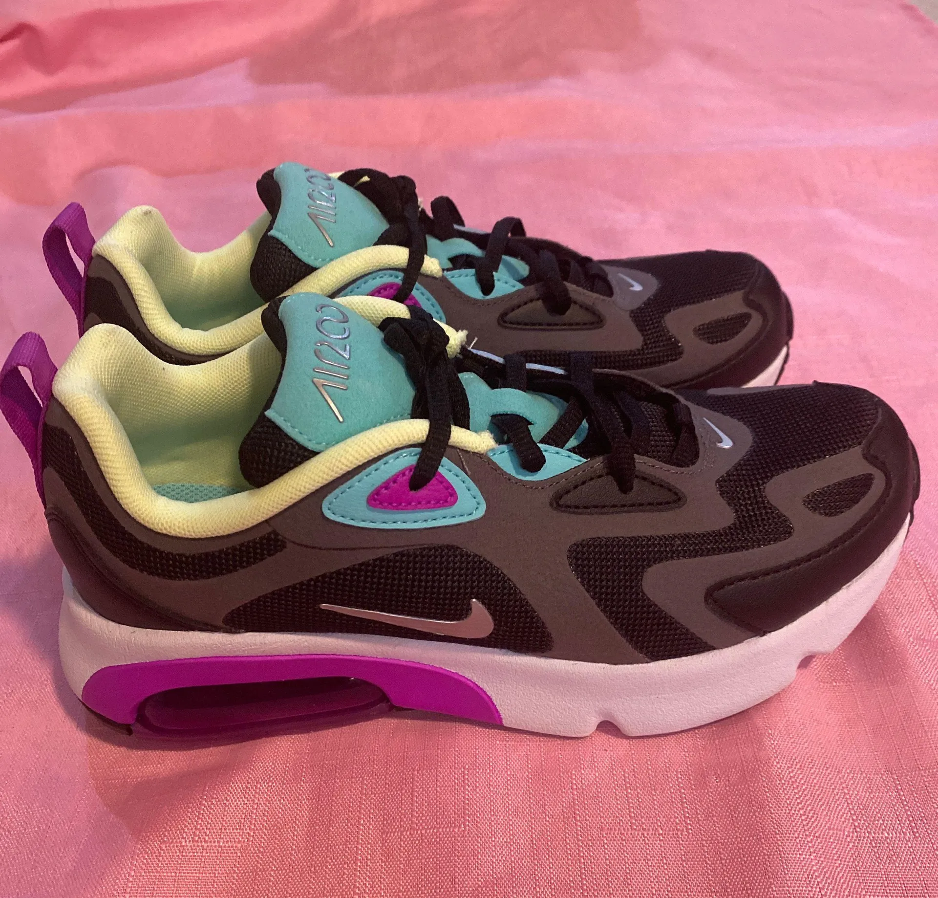 New 4.5  Air 200 Sneakers - Image 3