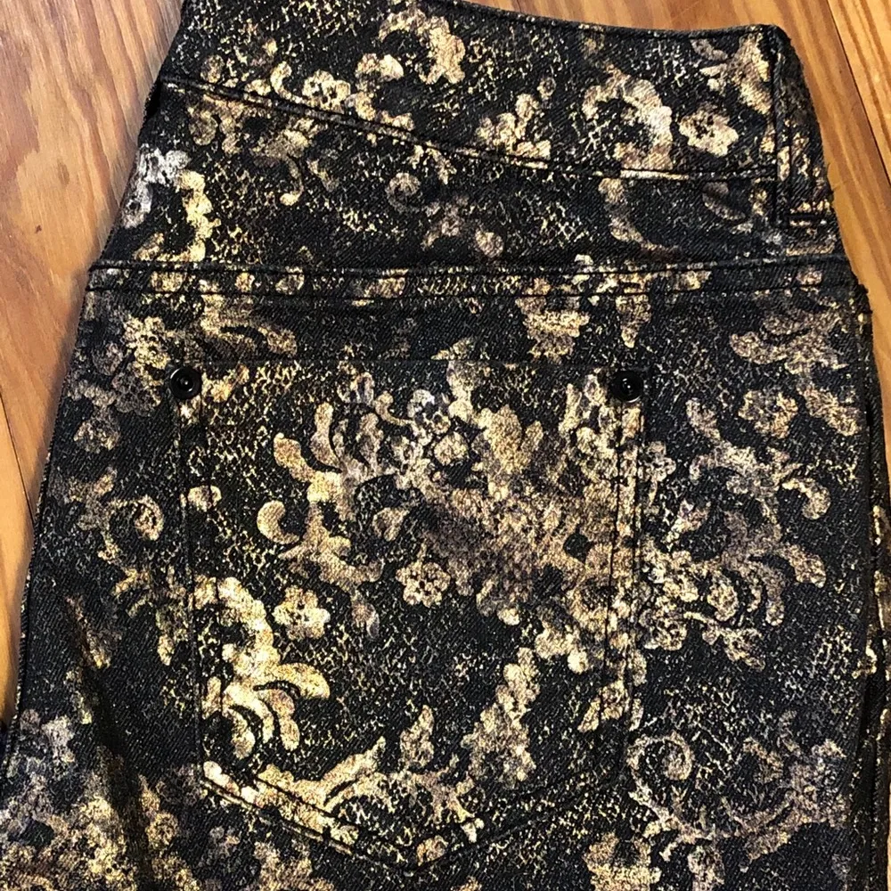 NWOT Chicos 0 Platinum Denim Black Gold Print Jeans - Image 3