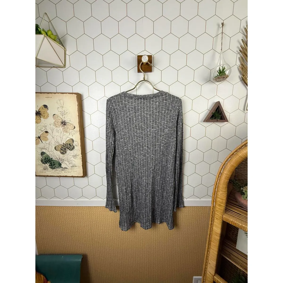 Deletta from Anthropologie Ribbed Split Hem Gray V-Neck Tunic - Size - Medium - Image 4