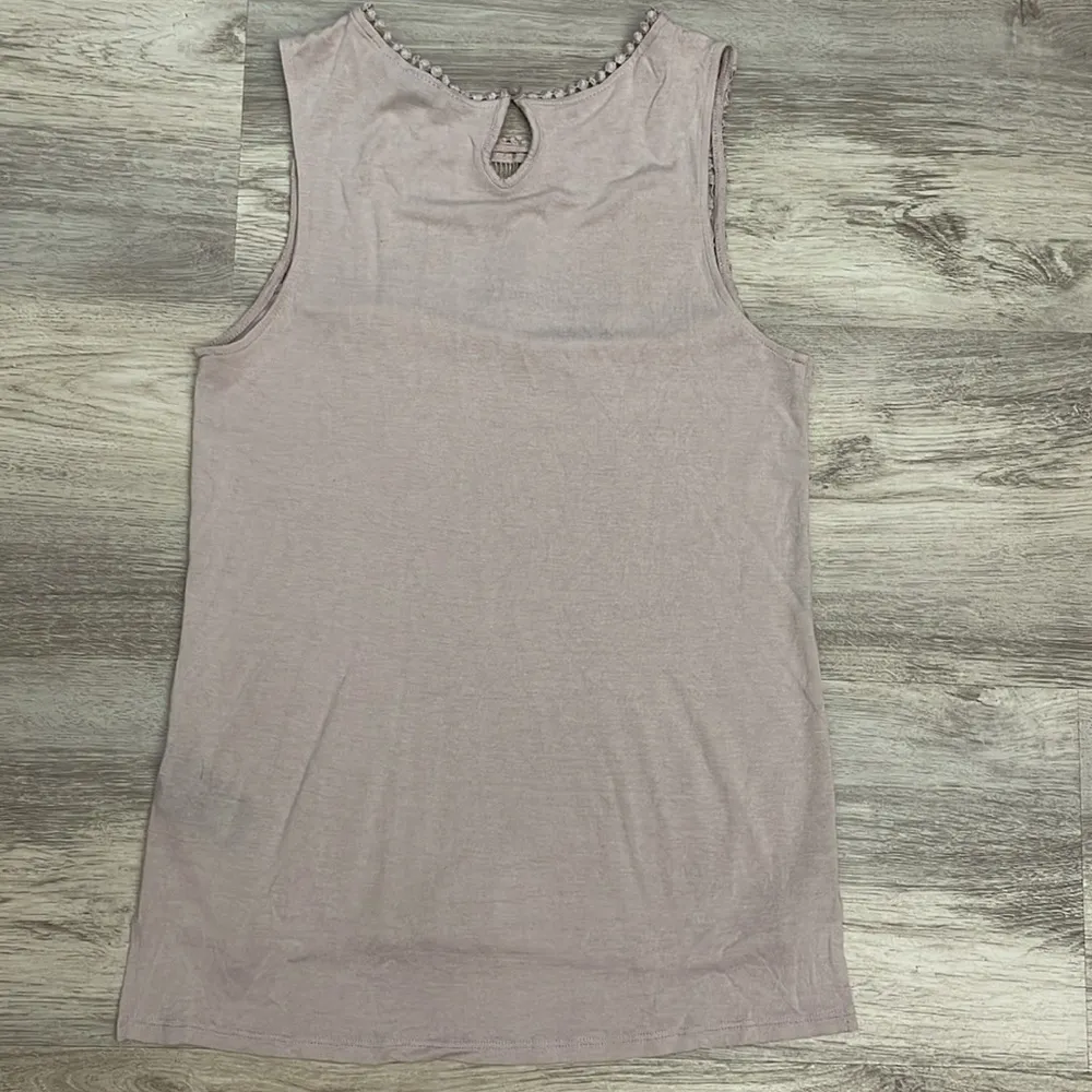 Light Purple Sleeveless Keyhole Back Lace Detail Tank Top Size XS - Image 7