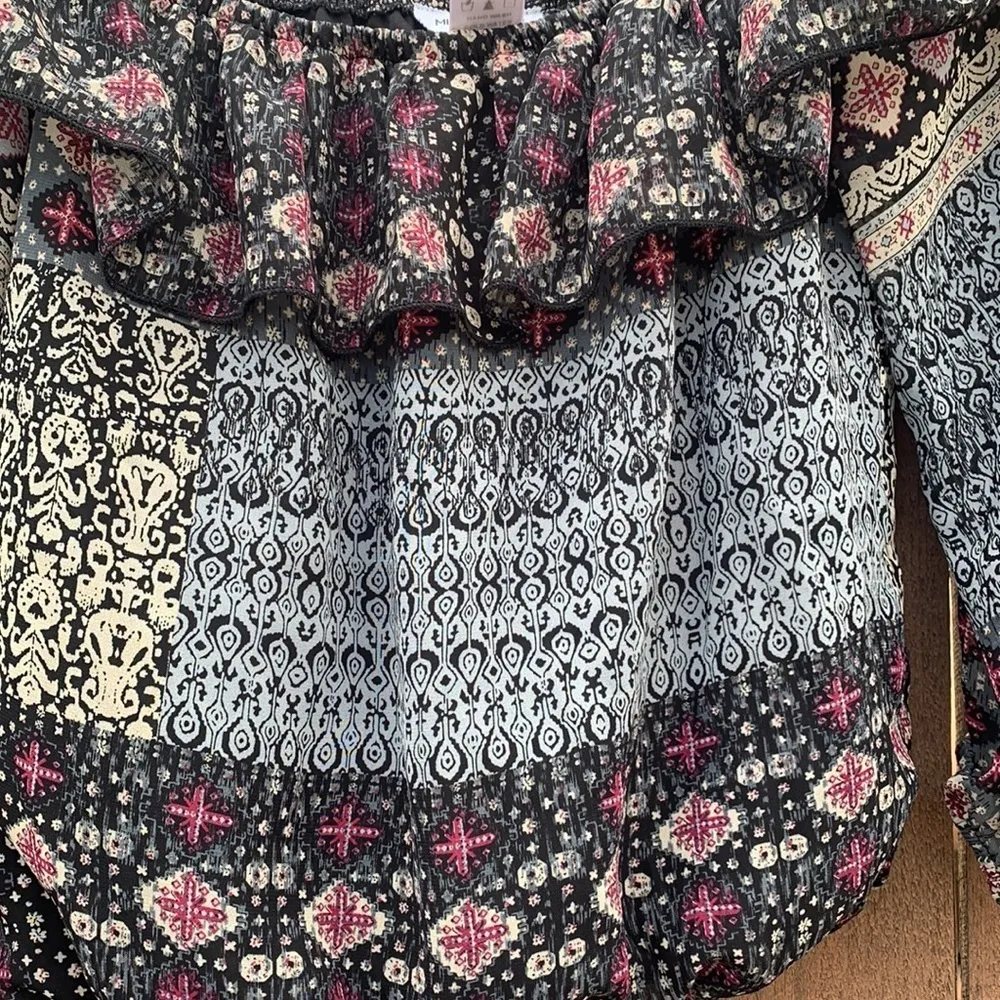 Miley + Molly women's  small ruffled floral blouse, 3/4 sleeve - Image 3