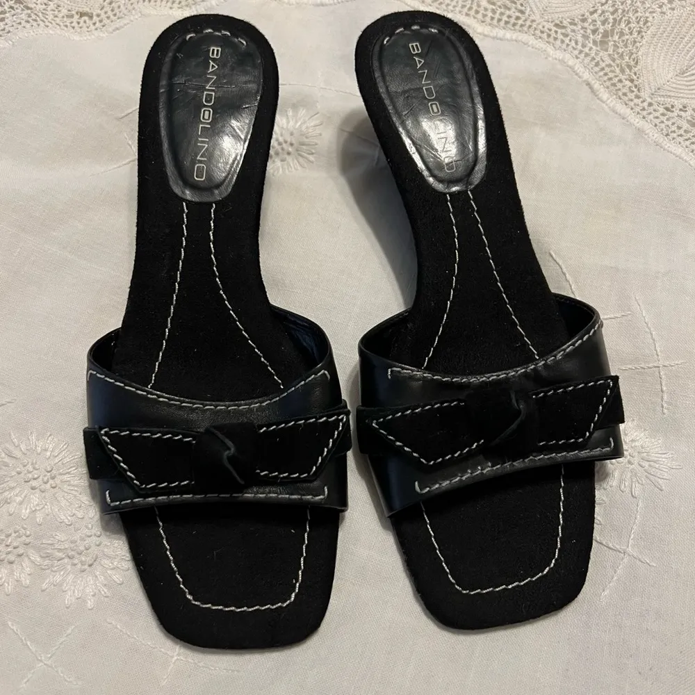 Bandolino Slip On Wedge Heels Sandals Black Leather Women’s Size 6.5 Bow Detail - Image 2