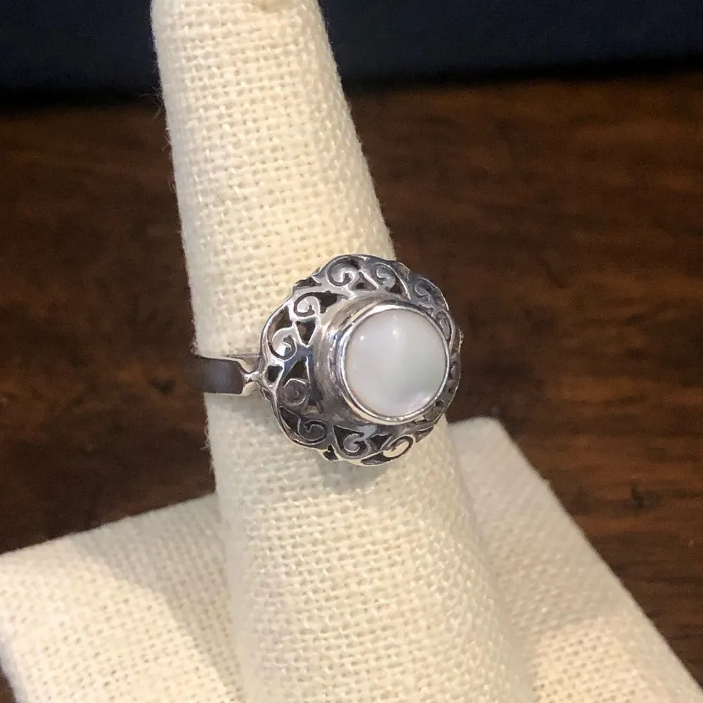 Vintage Sterling Silver Cutout Mother of Pearl Ring Sz 7 - Image 2