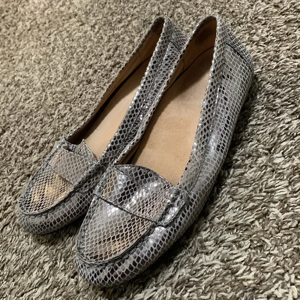 Vionic Silver Snake Print Larrun Leather Loafers woman size 6.5 - Image 2