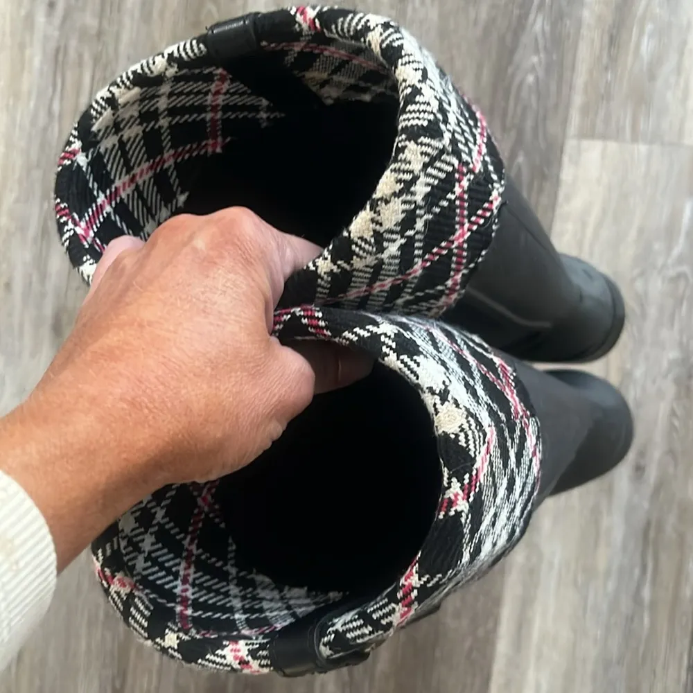 Crocs Bridle Wellie Wellington Rain Boot Plaid size 7 - Image 3
