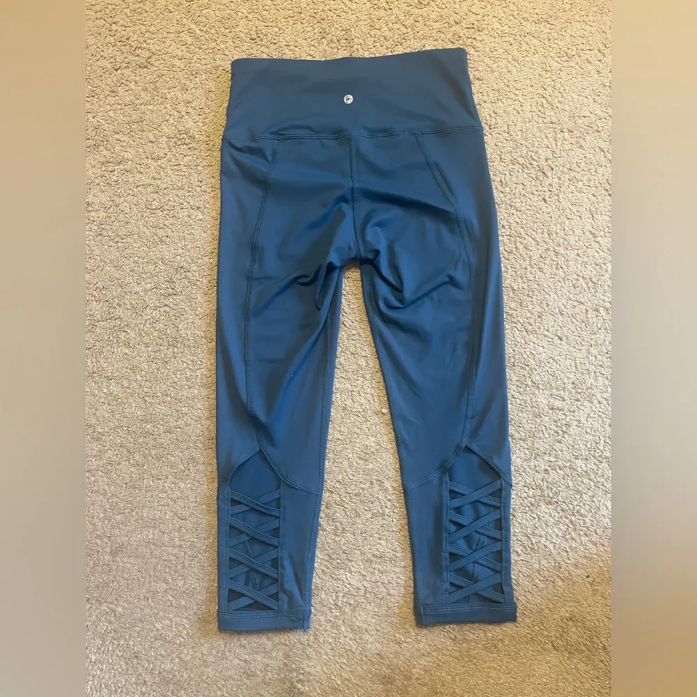 Active Life Leggings with Cut-Out Criss-Cross Pattern - Image 5