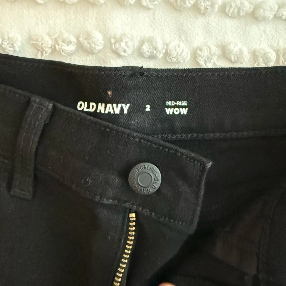 Old Navy Women’s Mid Rise WOW Shorts Size 2 - Image 2