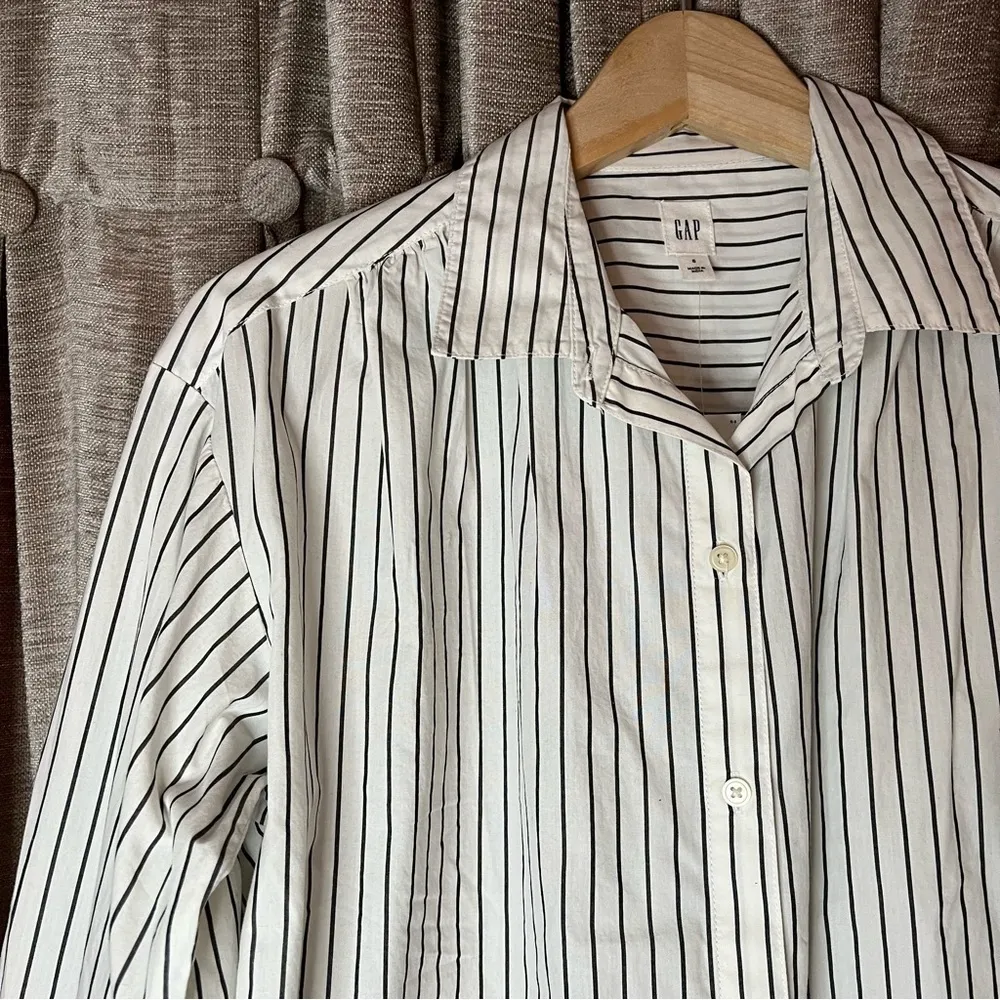 NWT Gap White and Black Striped Collared Button Up Long Sleeve Top Size Small - Image 7