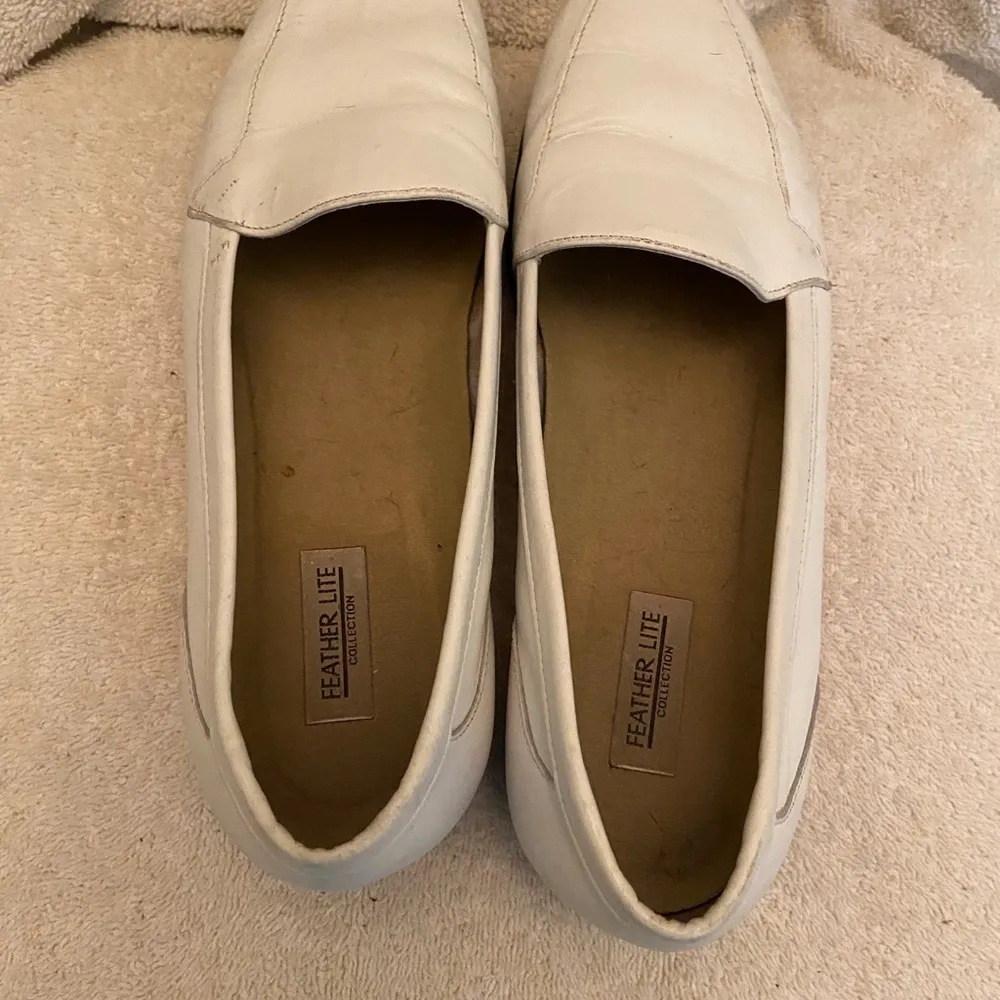 Feather Lite Leather Upper flat White Loafer Size 8 - Image 2