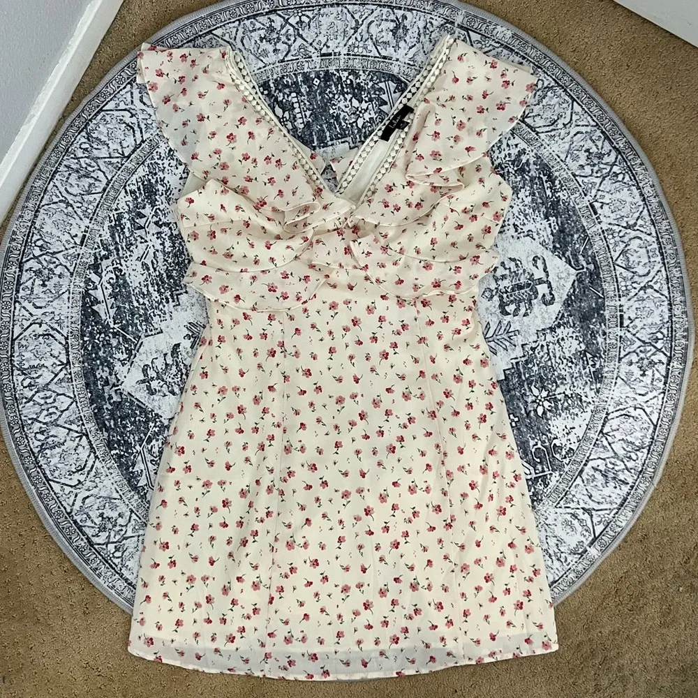 Off White Cream Pink Floral Dress with Ruffle Detail - Size M - Image 5