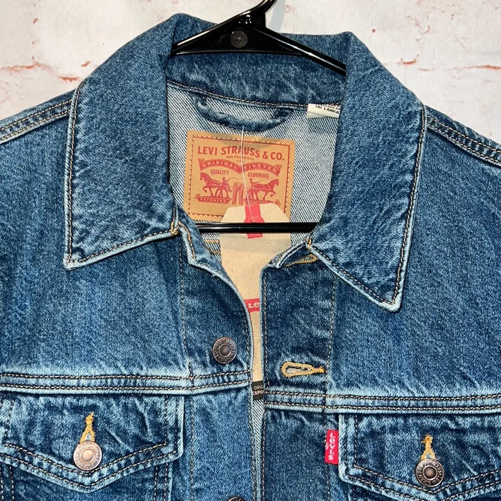 NWT Levi’s denim jean jacket classic blue pockets button front XS women’s - Image 2