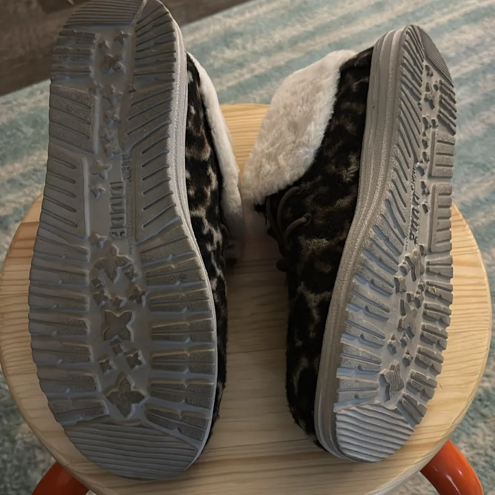 Hey Dude Brown and Cream Slippers with Plush Lining Size 10 - Image 5