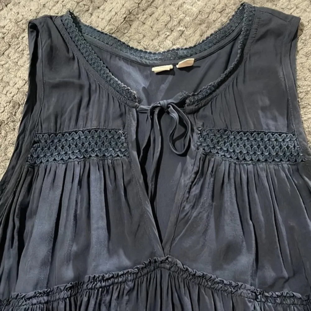 Melrose & Market Navy Flounce Anthropologie Flowy Blouse Size Small EUC #7444 - Image 2