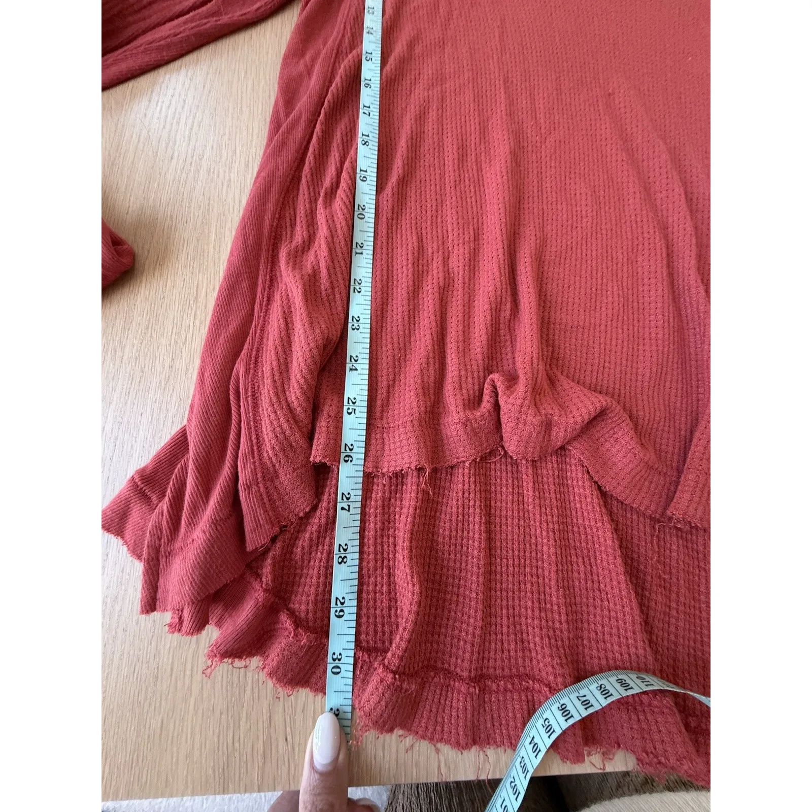 FREE PEOPLE LONG SLEEVE MALIBU KNIT THERMAL HI-LOW TOP SHIRT Sz Medium - Image 10