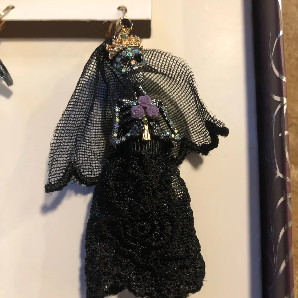 Betsey Johnson Day of the Dead earrings. New in box. - Image 3