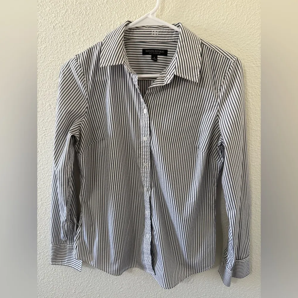Banana Republic Riley Tailored Fit Button Down Size 4 - Image 2