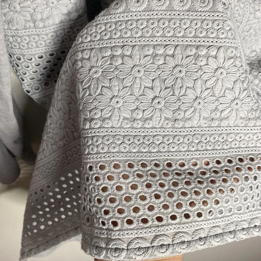 J Jill pale grey front floral eyelet tunic with pleated back yoke size M Gray Size M - Image 7