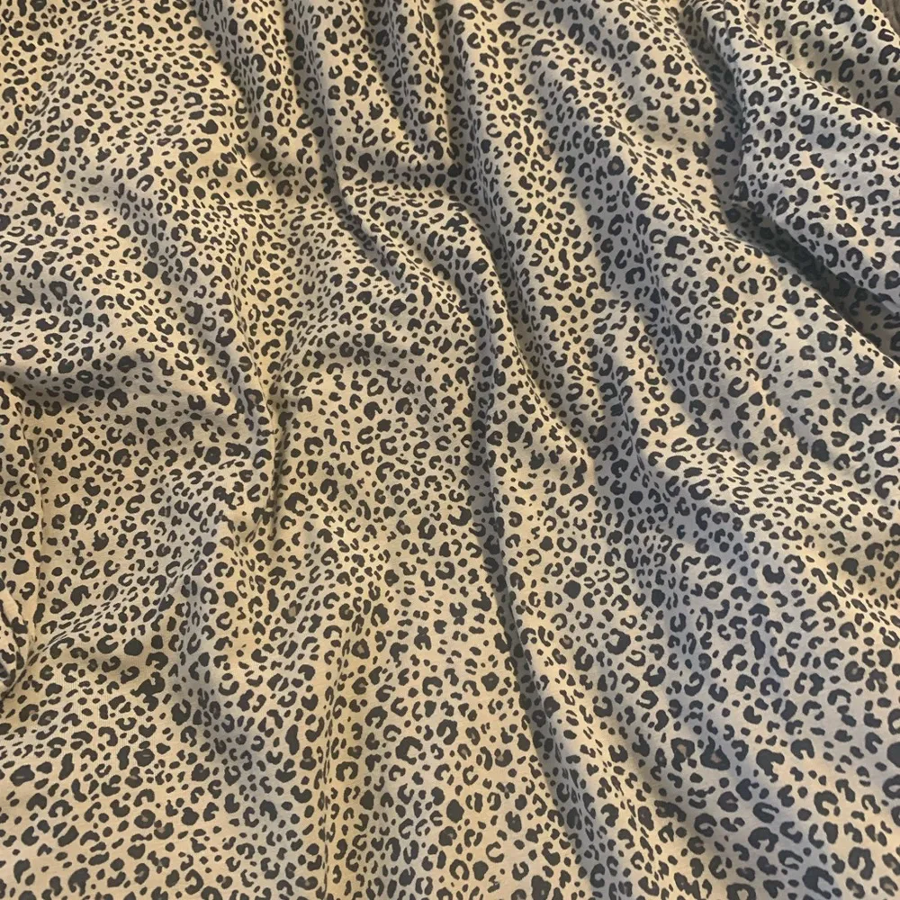 ⭐️Leopard Print Turtleneck Top M NWOT Tan Size M - Image 6