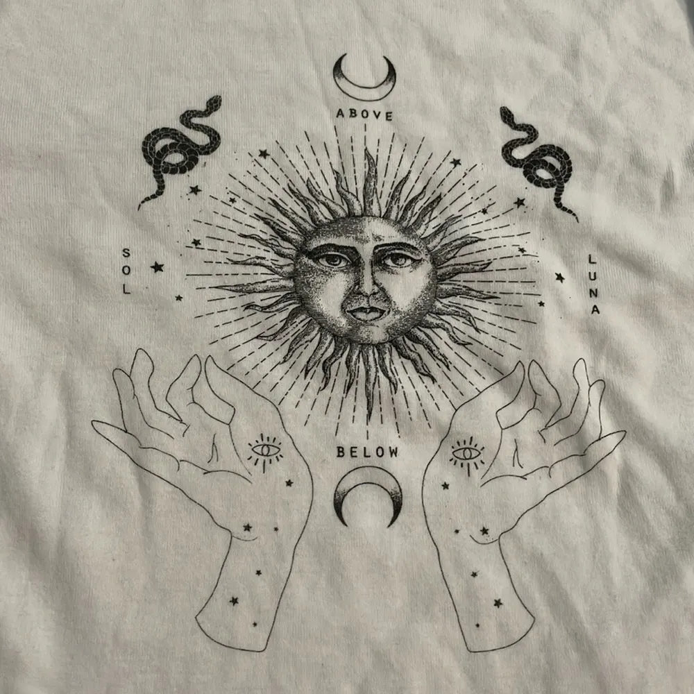 UO | Celestial Graphic Cropped Top - Image 3