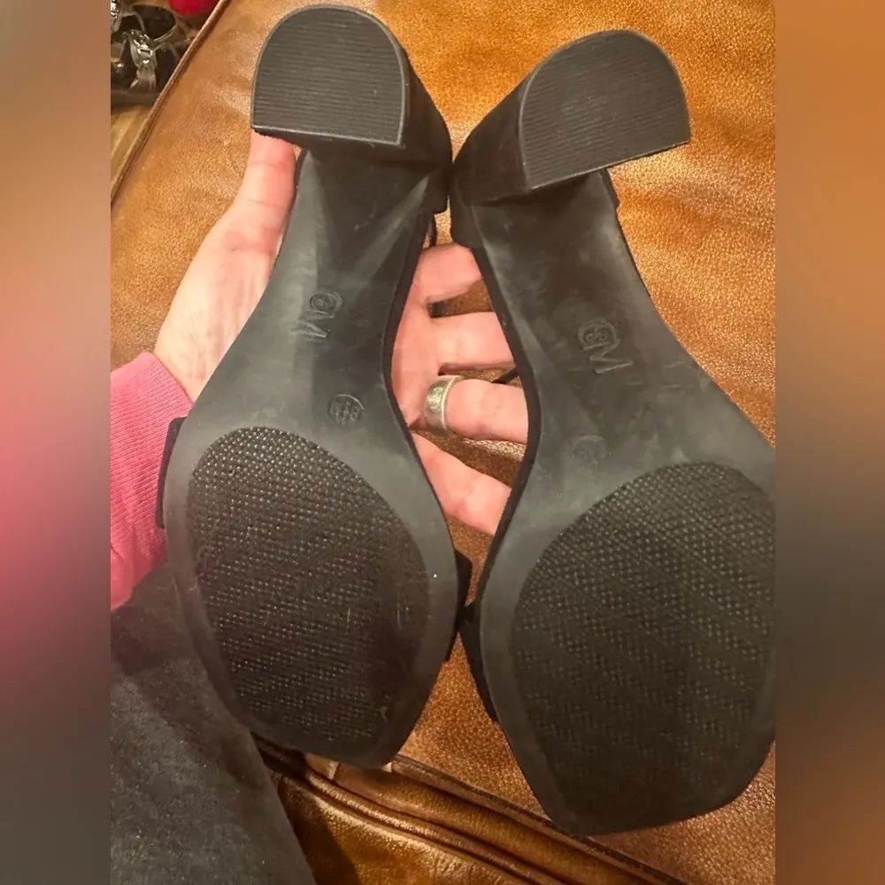 NWOTChelsea Moreland Marvel black side buckle, slightly padded toe faux suede 4” Size 8.5 - Image 5