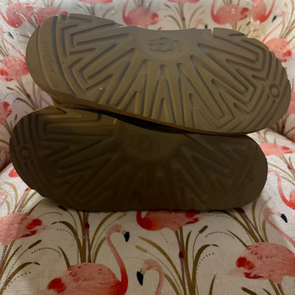 Like new cozy UGG Tan Suede Ankle Boots sz7 - Image 3