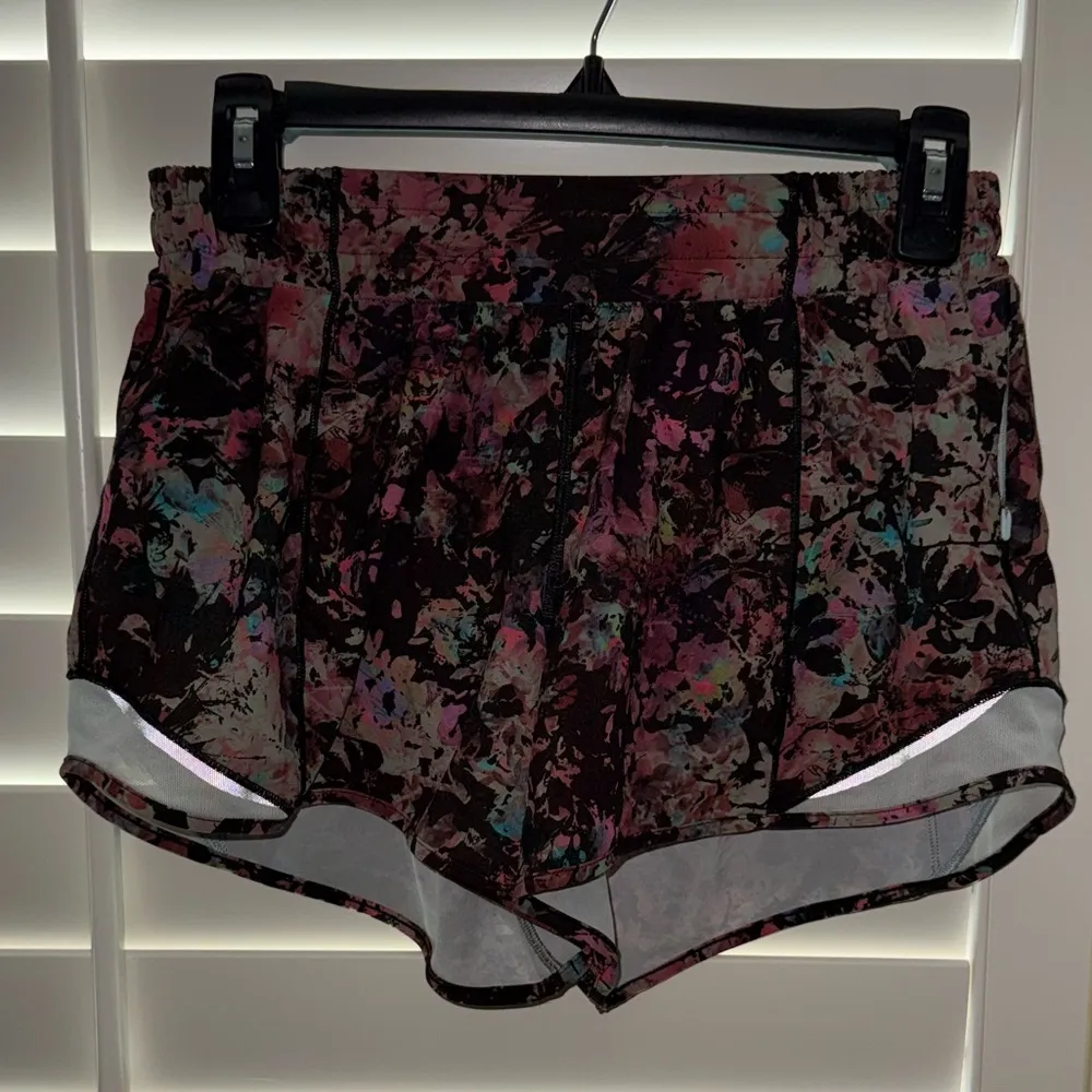 Lululemon Hotty Hot Low Rise Lined Shorts 4” Stencil Blossom Red Multi Size 6 - Image 5