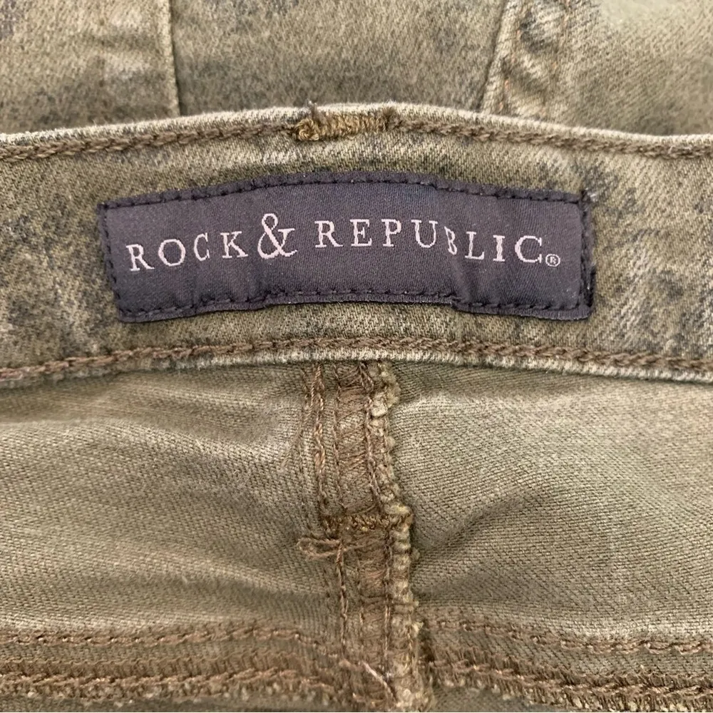 Women’s Rock and Republic army green print cropped pants size 12 - Image 8