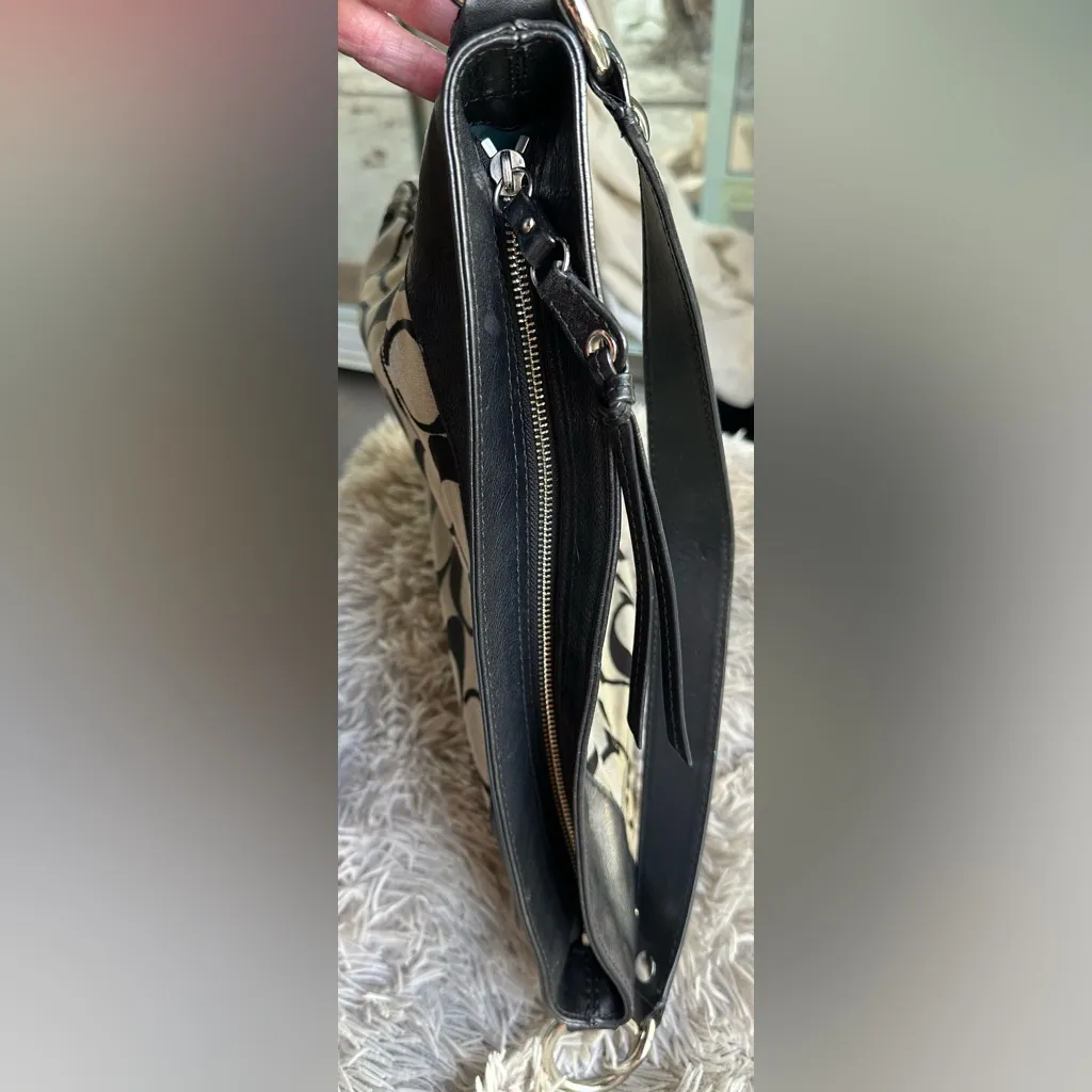 Coach Signature Canvas Hobo Shoulder Bag – Black & Khaki – Y2K Classic - Image 10