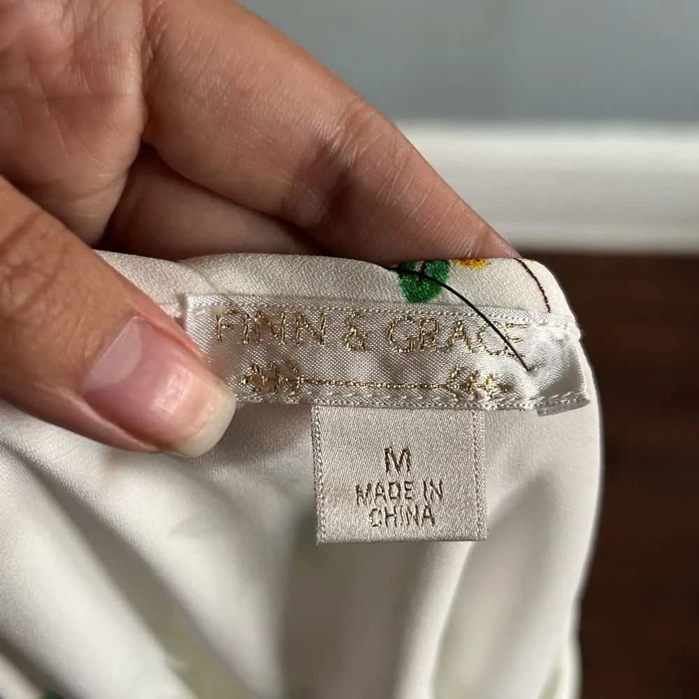 NWT Finn and Grace Floral Print White Blouse | Size: M - Image 4