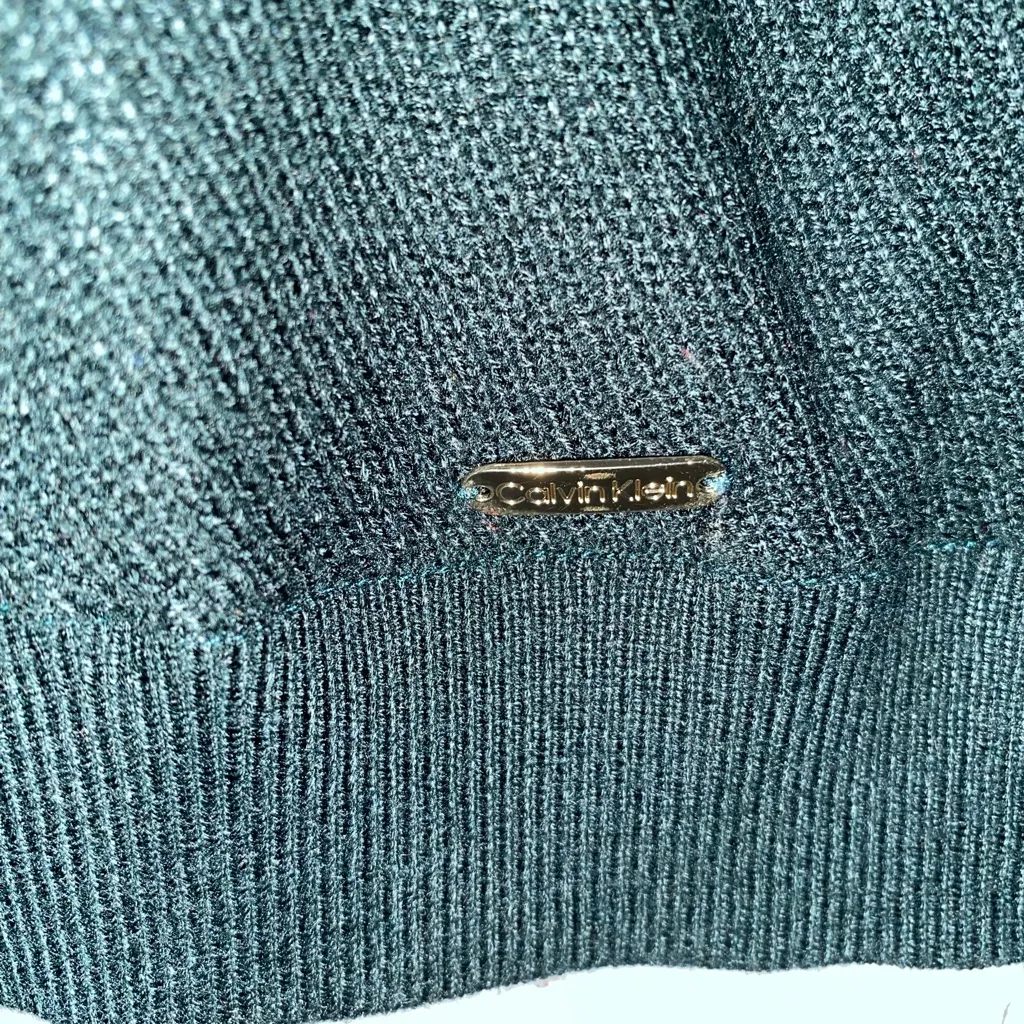Calvin Klein Green long-sleeve sweater white shirt hem
Holiday classic - Image 3