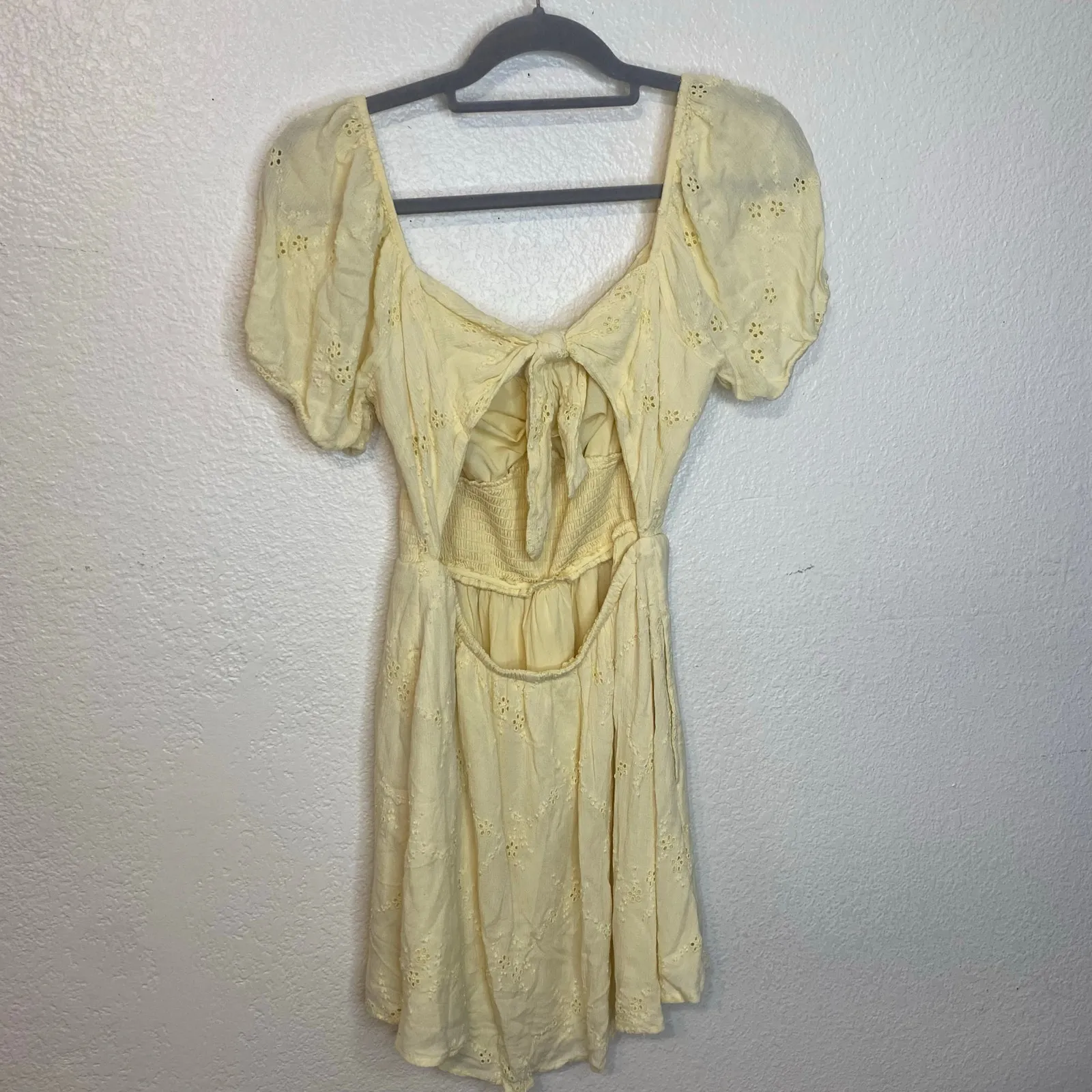 Hollister Pale Yellow Eyelet Puff Sleeve Open Tie Back Smocked Mini Dress Size L - Image 4
