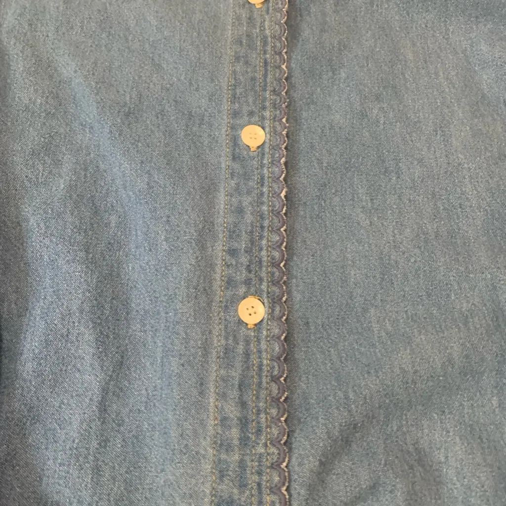 Susan Bristol Denim Button Down with scalloped details size L - Image 4