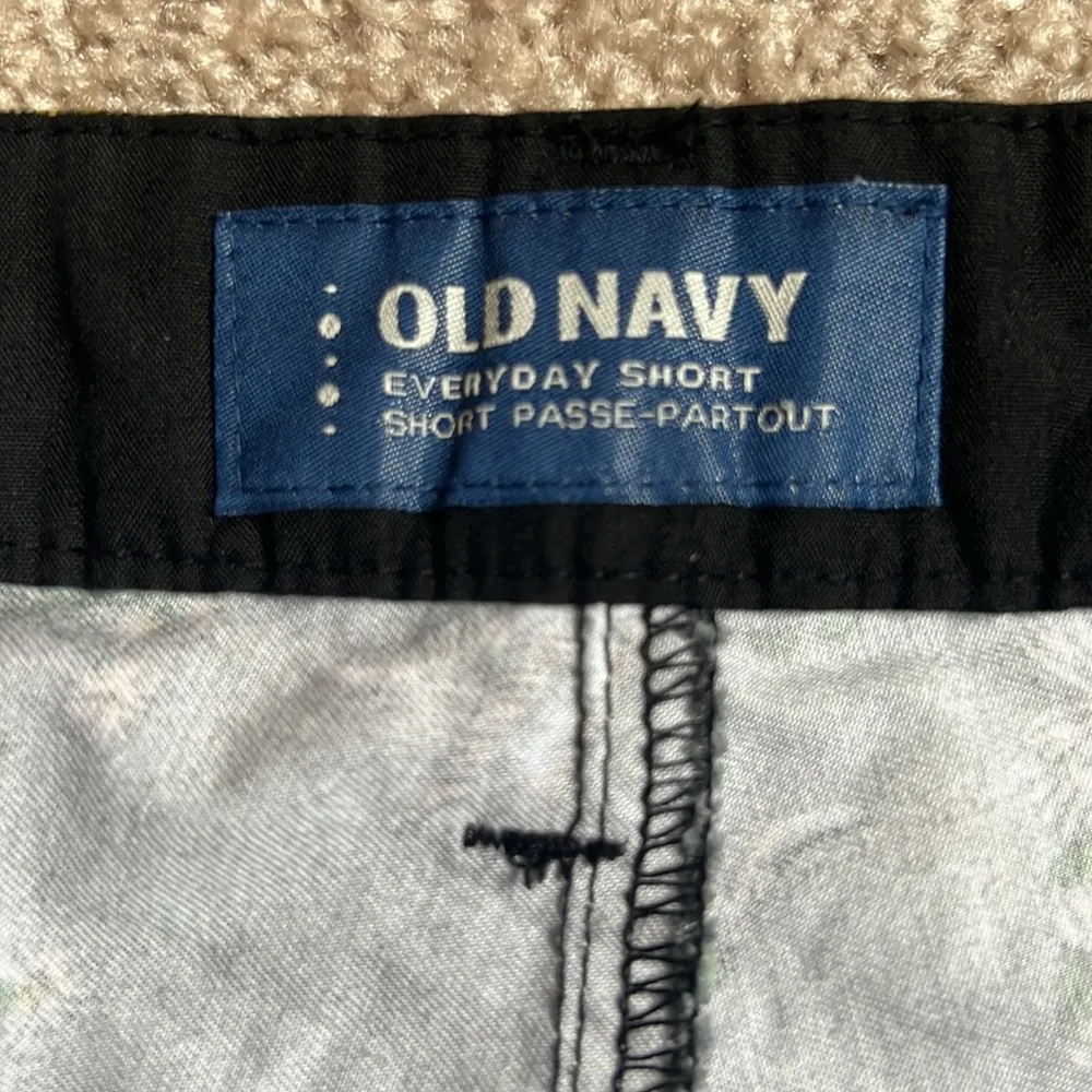 Old Navy Everyday Shorts Black Floral Flat Front Chino Shorts   Size 4 - Image 2