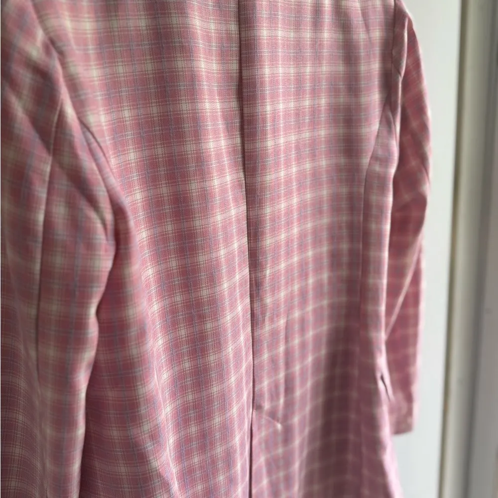 Pink Blazer with Classic Lapel and Tailored Fit - Image 4