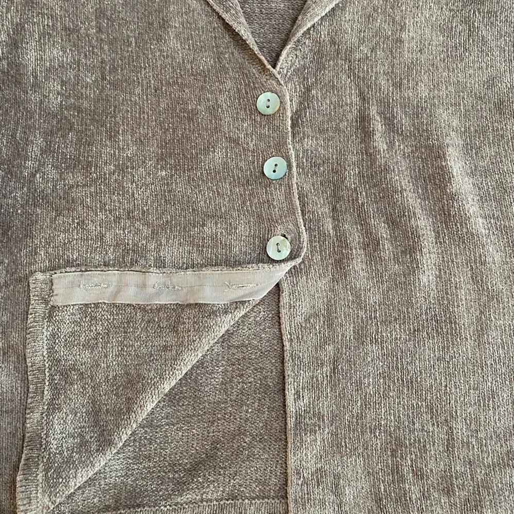 Lovely sweater jacket in fawn chenille with real shell buttons. So soft! Tan Size L - Image 5