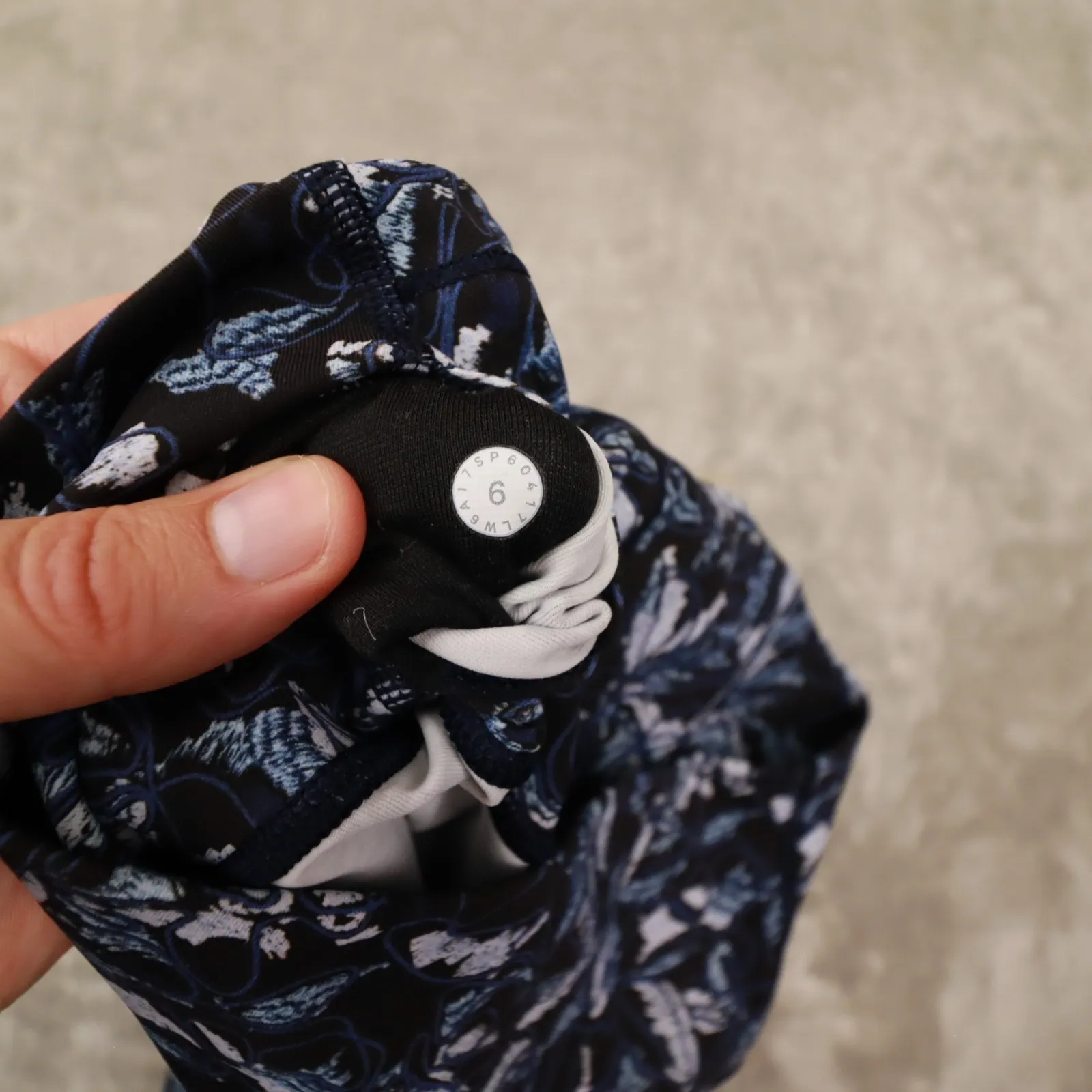 lululemon Wunder‎ Under Mid Rise Crop Tight Embellished Multi Blue Flora size 6 - Image 4