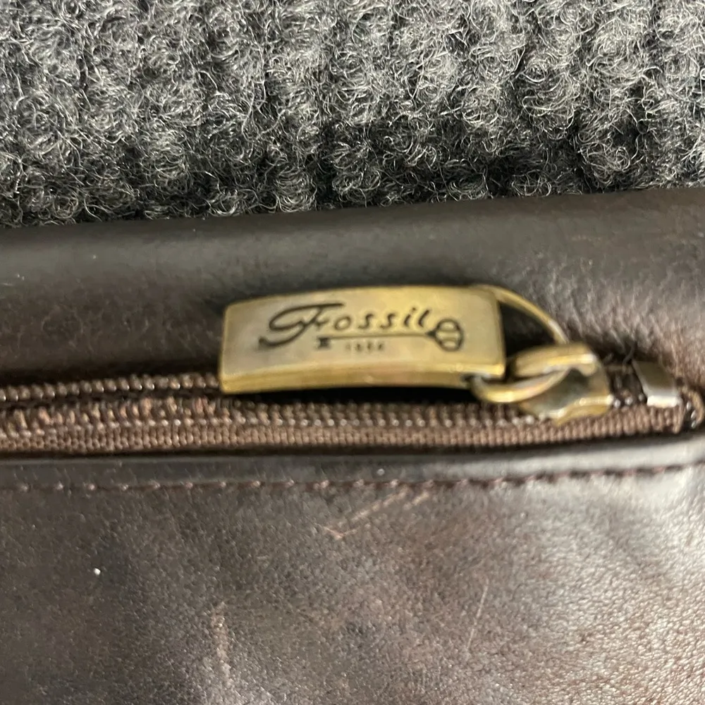 Fossil Brown Pebbled Leather Tri-Fold Bill Length Fold-Over Snap Close Wallet - Image 4