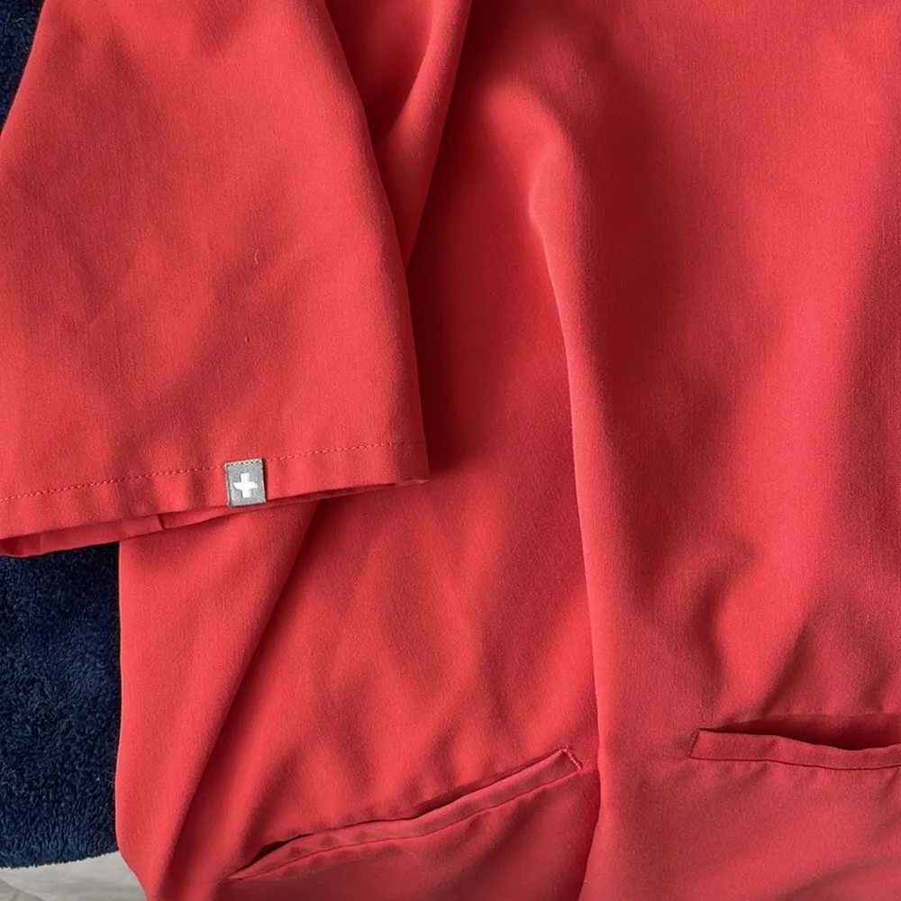 Figs Women’s Coral Casma Three-Pocket V Neck Scrub Top - Size Small - Image 7